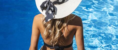 Studio, plusieurs chambres, balcon | Piscine