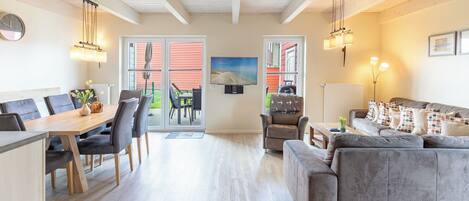 TV, fireplace, DVD player, books