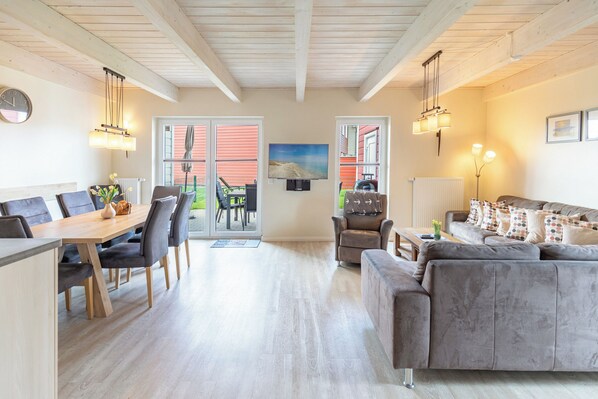 Fernseher, Kamin, DVD-Player, Bücher