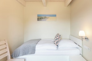 4 habitaciones, tabla de planchar con plancha y cuna de viaje