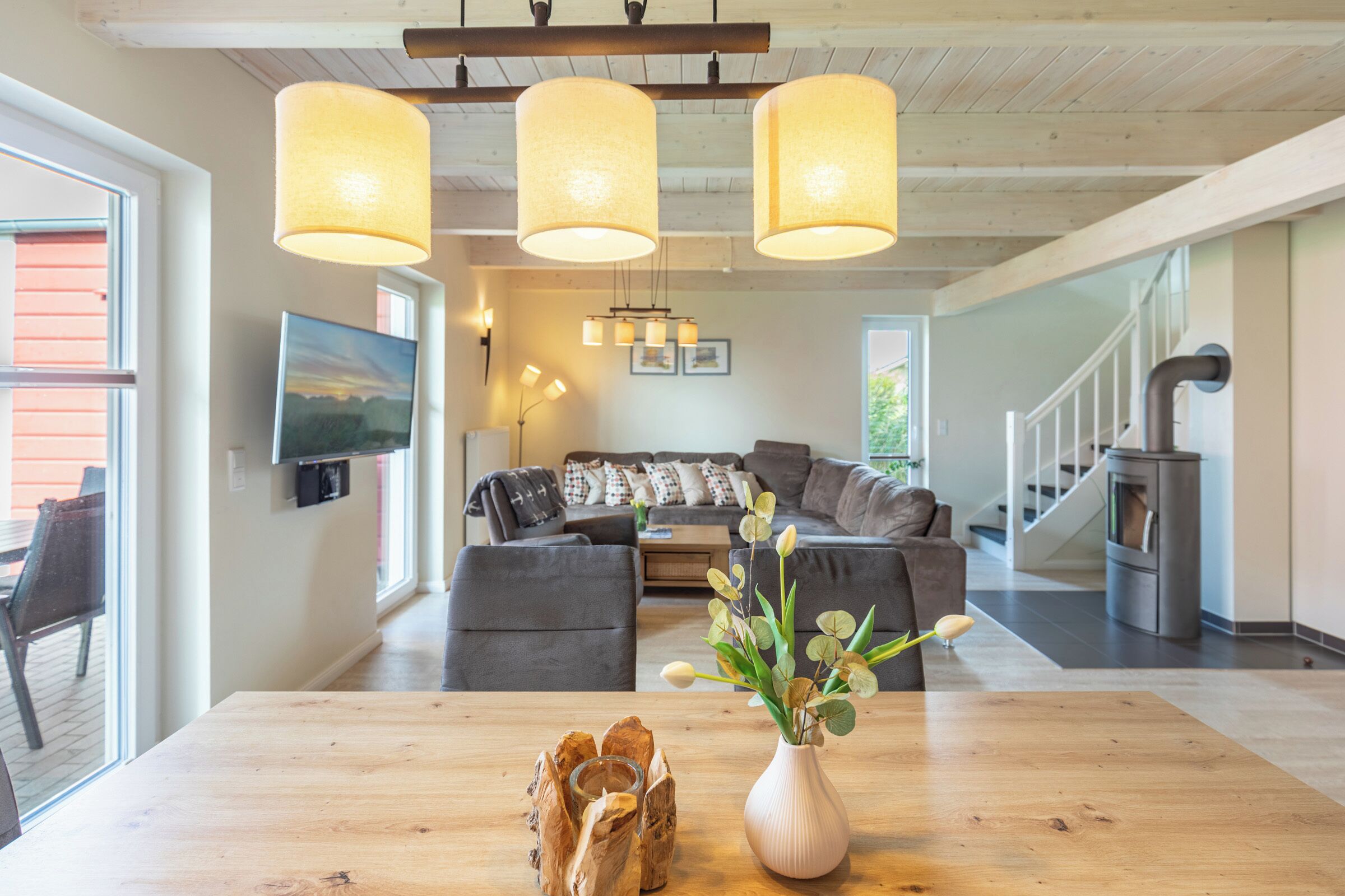 TV, peis, DVD-spiller og bøker