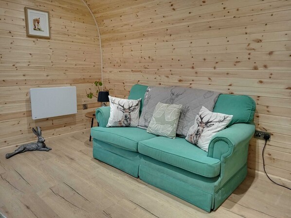 Smart TV, books - Fox's Well Country Glamping Hobbit House. (Ballycastle)