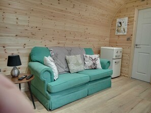 Een smart-tv en boeken