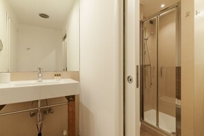 Dusche, Bidet, Handtücher
