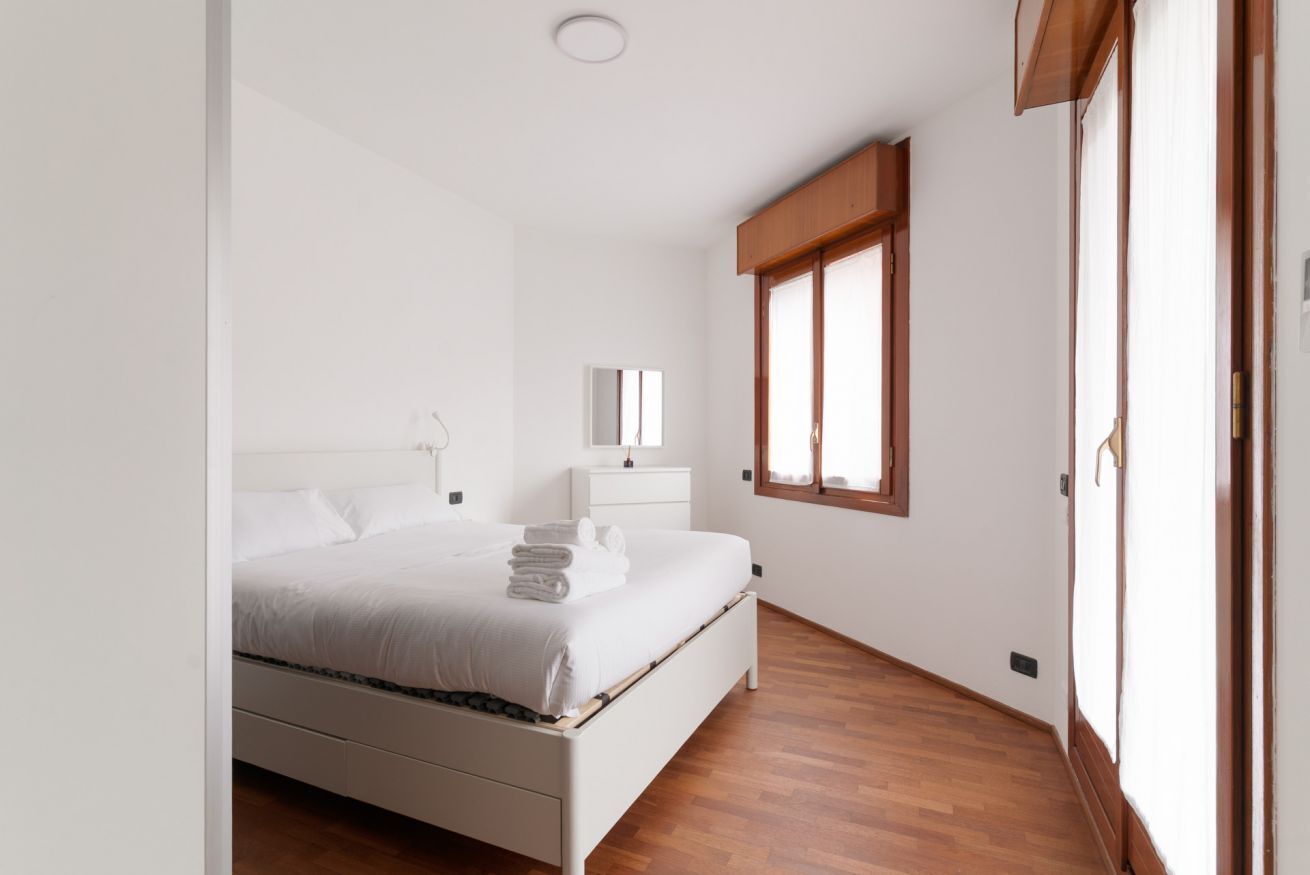 2 bedrooms, iron/ironing board