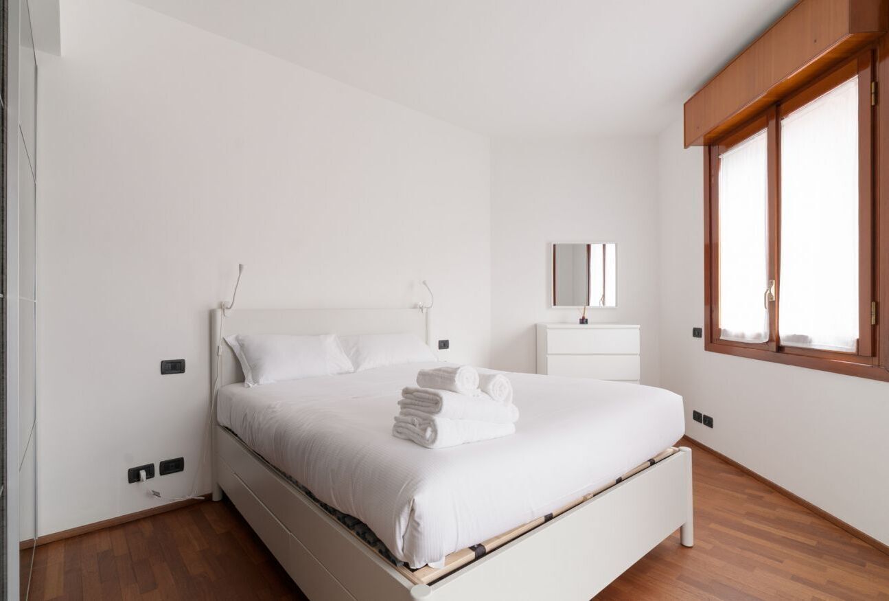 2 habitaciones y tabla de planchar con plancha 