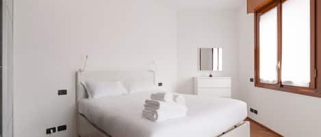 2 habitaciones y tabla de planchar con plancha