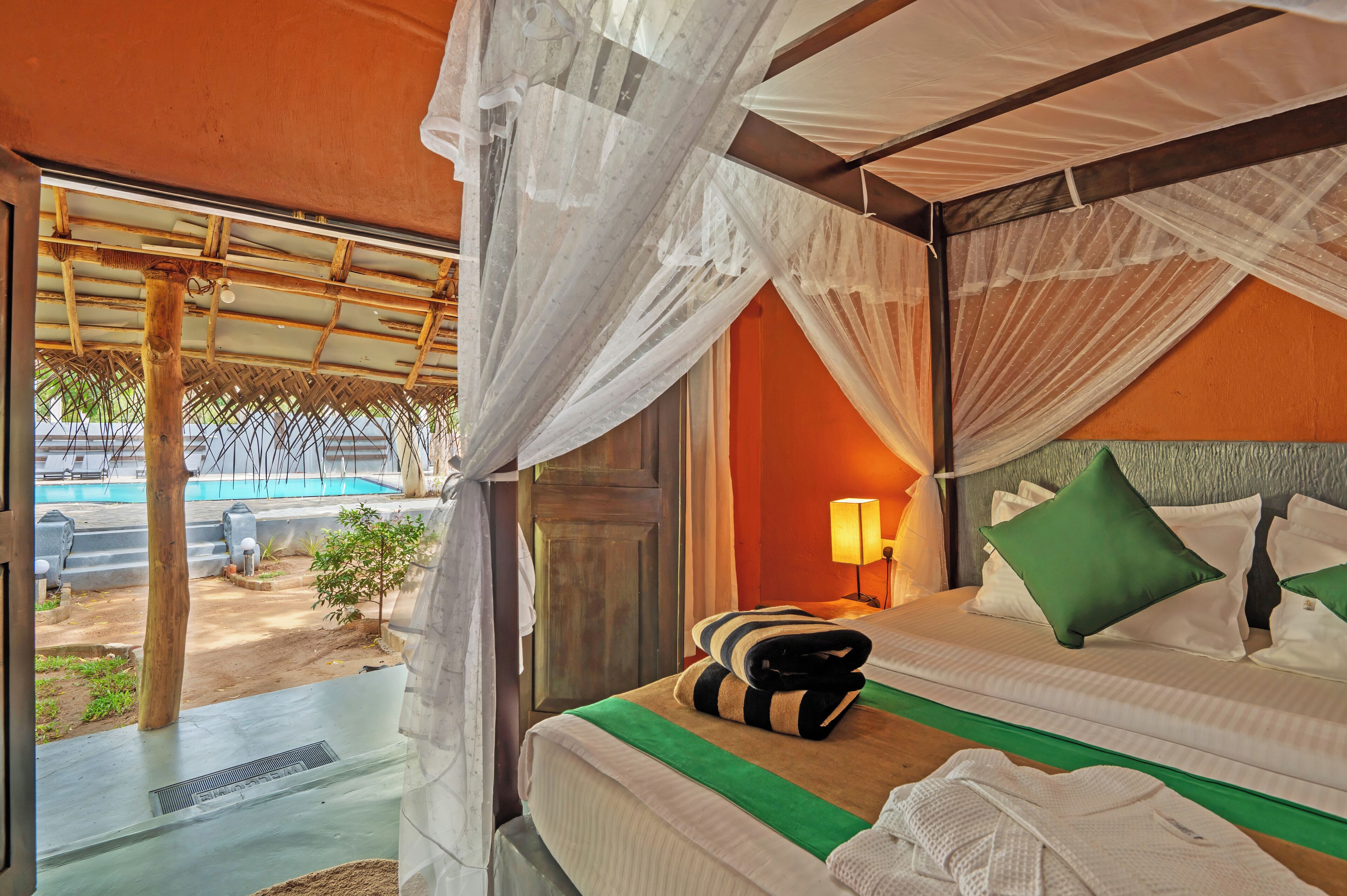 Habitación doble Deluxe, patio, vista a la alberca | Escritorio, tabla de planchar con plancha y cunas gratuitas 