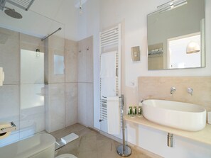 Douche, sèche-cheveux, serviettes fournies