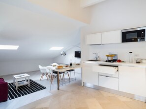 Réfrigérateur, micro-ondes, four, plaque de cuisson