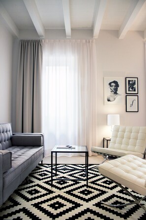 TV - Re Federico Boutique Hotel in the Heart of Ortigia (Siracusa)