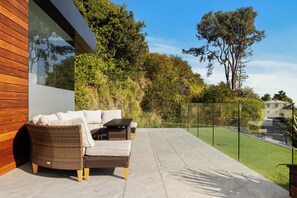Outdoor dining - Belfast Estate - Mid-century Meets Modern - Luxe Poolside Villa (West Hollywood)