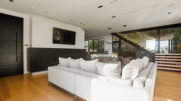 Luxury Villa, Multiple Beds, Pool Access, Mountain View (Belfast Estate) | Lobby