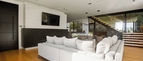Luxury-Villa, Mehrere Betten, Poolzugang, Bergblick (Belfast Estate) | Lobby
