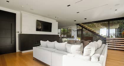 Belfast Estate - Mid-century Meets Modern - Luxe Poolside Villa