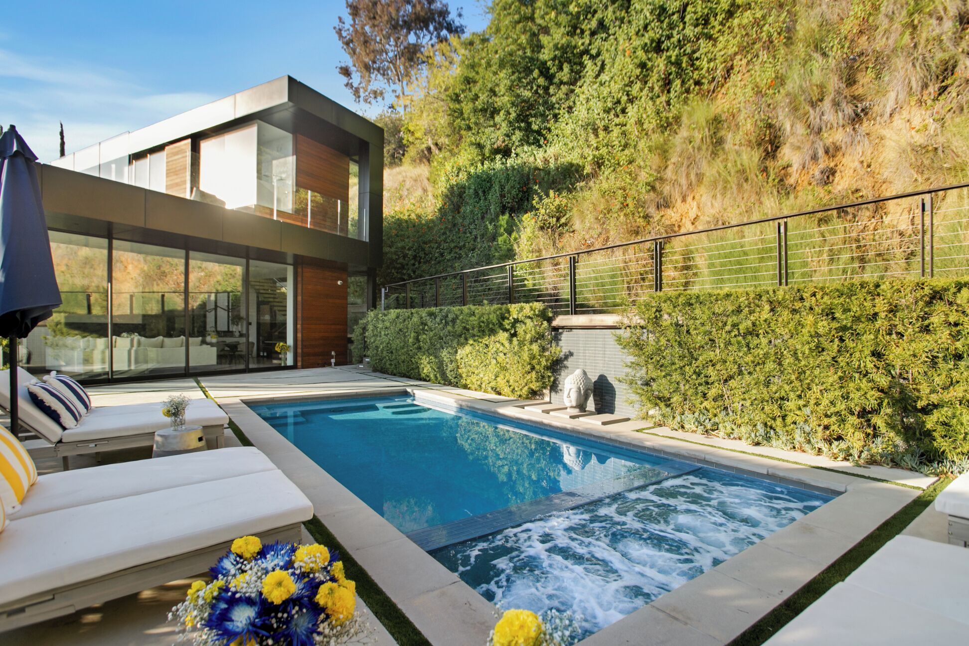 室外游泳池，日光浴躺椅