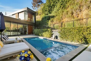 Utendørsbasseng og solsenger