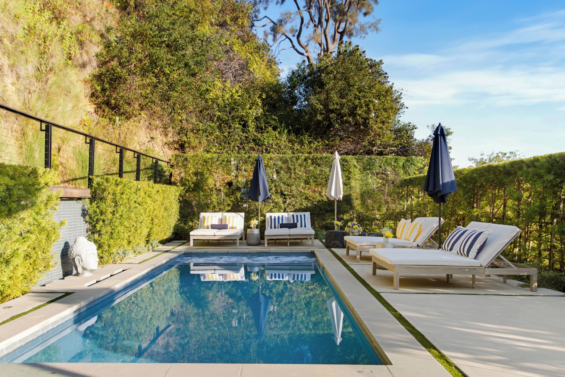 Piscine extérieure, chaises longues