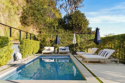 Belfast Estate - Mid-century Meets Modern - Luxe Poolside Villa