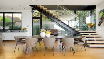 Luksushuvila, useita sänkyjä, pääsy uima-altaalle, vuoristonäköala (Belfast Estate) | Ruokailu