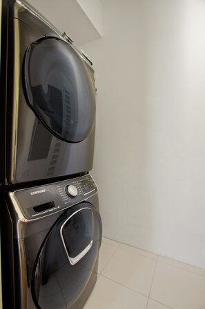 Luxury Villa, Multiple Beds, Pool Access, Mountain View (Belfast Estate) | Laundry