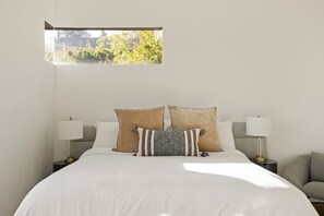 Luksusvilla, flere senger, adgang til basseng, fjellutsikt (Belfast Estate) | 3 soverom, individuelt dekorert, individuelt innredet og skrivebord