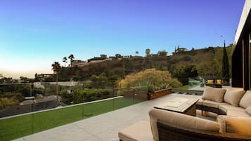 Biệt thự Cao cấp, nhiều giường, có thể sử dụng hồ bơi, quang cảnh núi (Belfast Estate) | Hiên