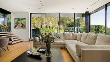 Luxury Villa, Multiple Beds, Pool Access, Mountain View (Belfast Estate) | Interior