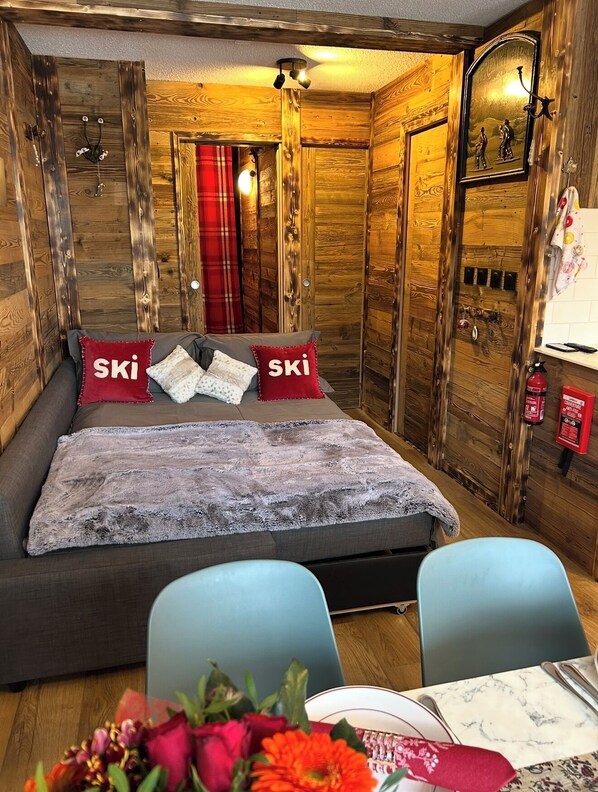 Free WiFi, bed sheets