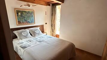 2 bedrooms, iron/ironing board, bed sheets