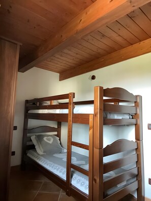 2 sovrum, strykjärn/strykbräda och sängkläder