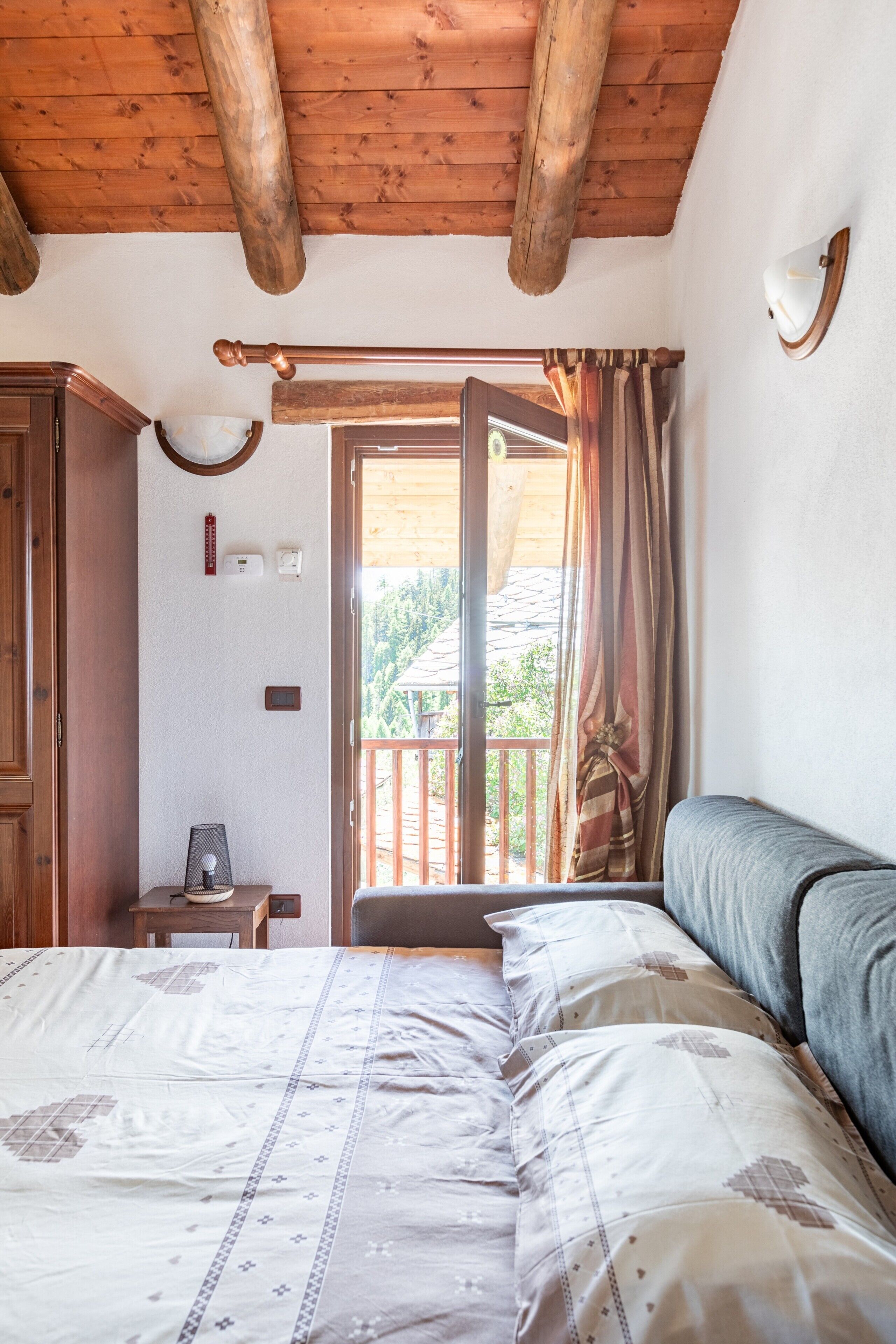 Iron/ironing board, bed sheets