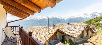 Studio 'Sous Les Étoiles' with Mountain View and Balcony