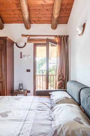 Iron/ironing board, bed sheets