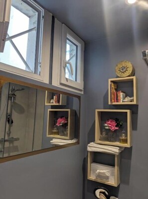 Shower, hair dryer, towels, soap - COSY AND RENOVATED charming STUDIO right in the HEART OF HISTORIC MONTMARTRE (Paris)
