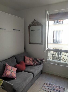 Living area - COSY AND RENOVATED charming STUDIO right in the HEART OF HISTORIC MONTMARTRE (Paris)