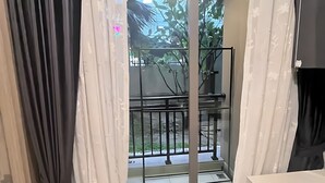 Ein Badezimmer mit einer Glastür, die auf einen Balkon führt.