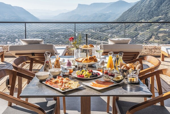 In-room dining - Arua Private Spa Villas (Tirolo)