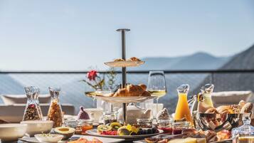 Free daily cooked-to-order breakfast