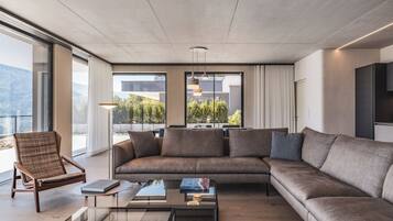 Minibar (con algunos artículos gratuitos) y caja fuerte