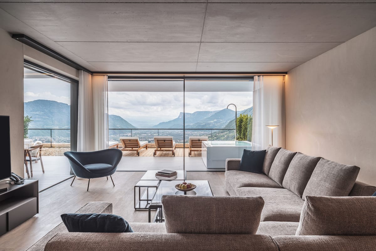 Deluxe Apartment, 2 Bedrooms, Mountain View | Living area