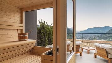 Minibar (con algunos artículos gratuitos) y caja fuerte