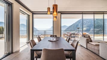 Luxury-Villa, Poolseite | Essbereich im Zimmer