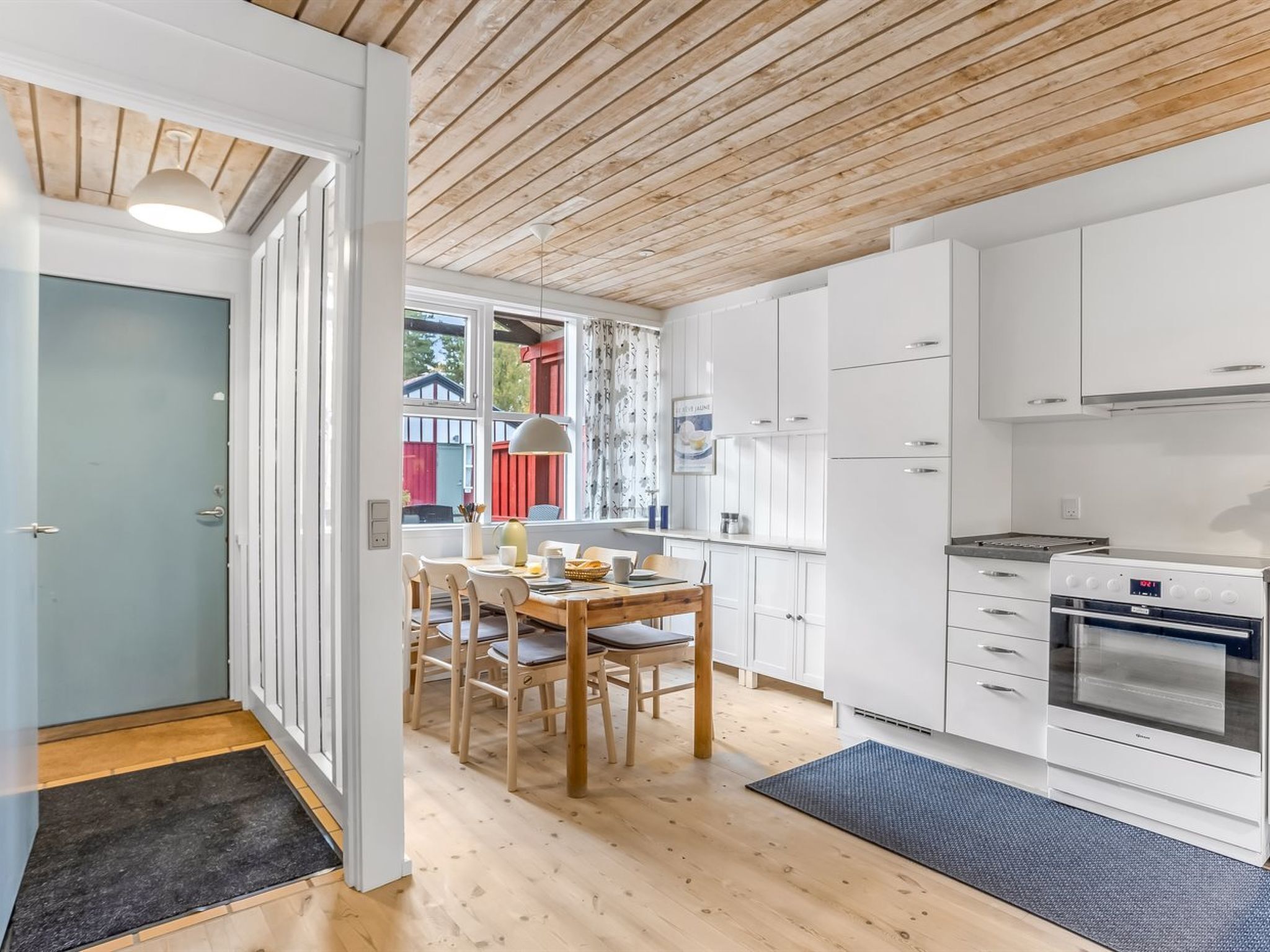 Fridge, microwave, dishwasher, cookware/dishes/utensils