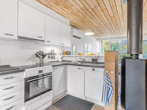 Kylskåp, mikrovågsugn, diskmaskin och grytor/köksredskap