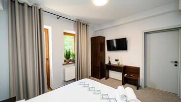 Dobbeltrom – superior, balkong, byutsikt | Wi-fi (inkludert)