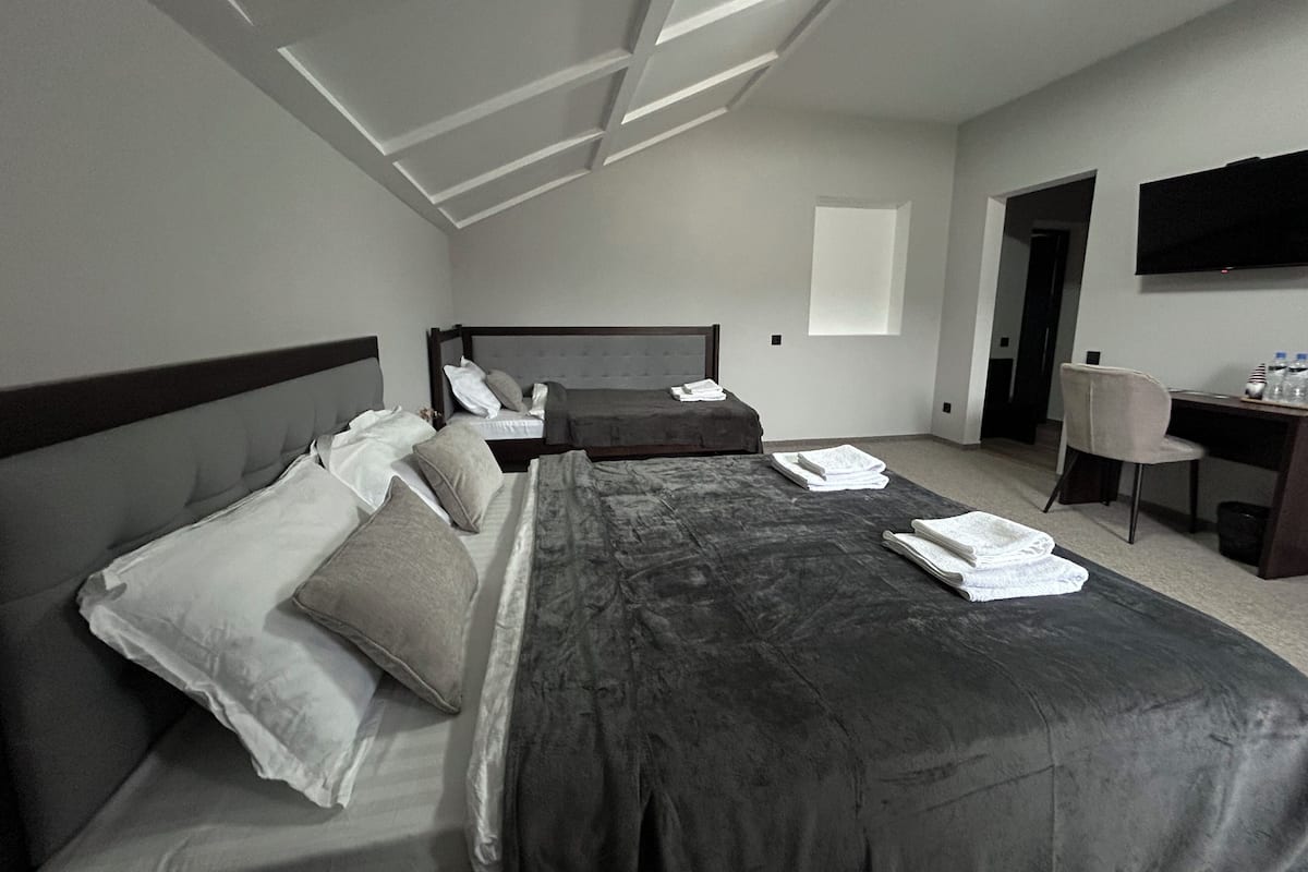 Superior trippelrum - utsikt mot poolen | Gratis wi-fi