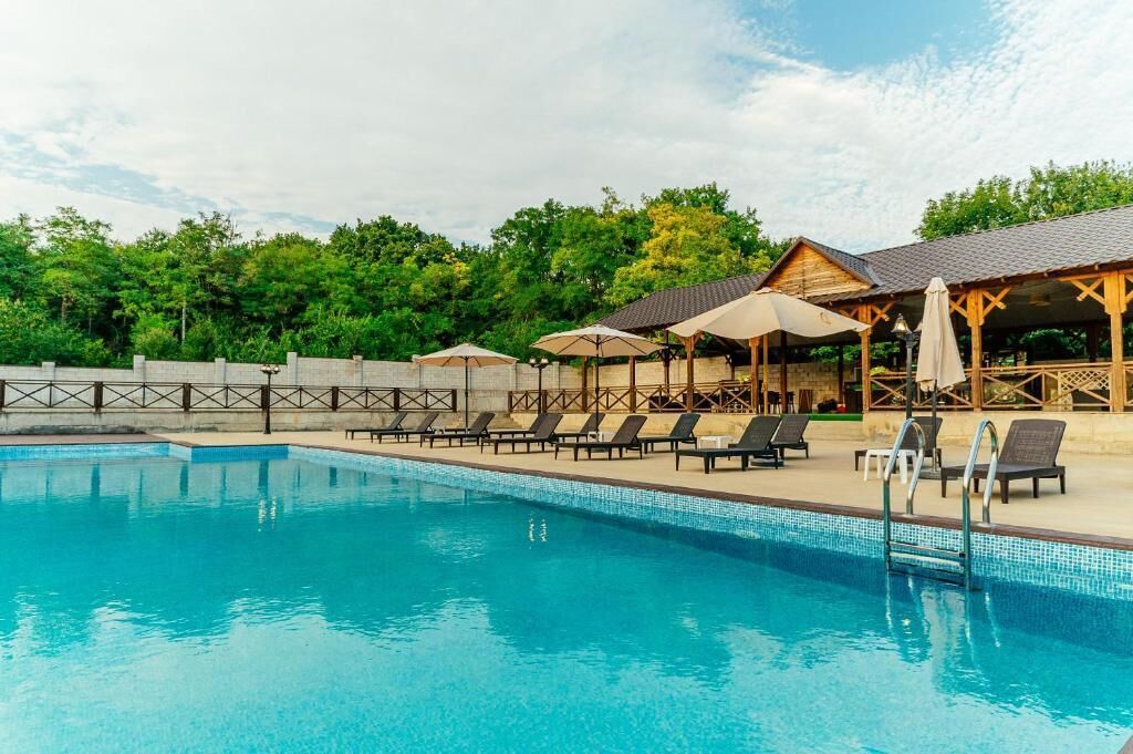 حمّام سباحة خارجي موسمي