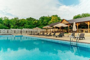 Hồ bơi ngoài trời phục vụ theo mùa 