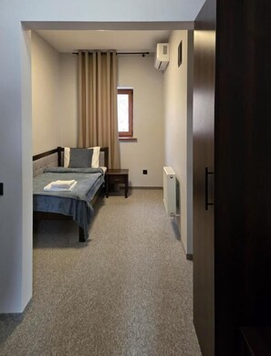 Phòng đơn tiện nghi đơn giản, quang cảnh hồ bơi | Nội thất